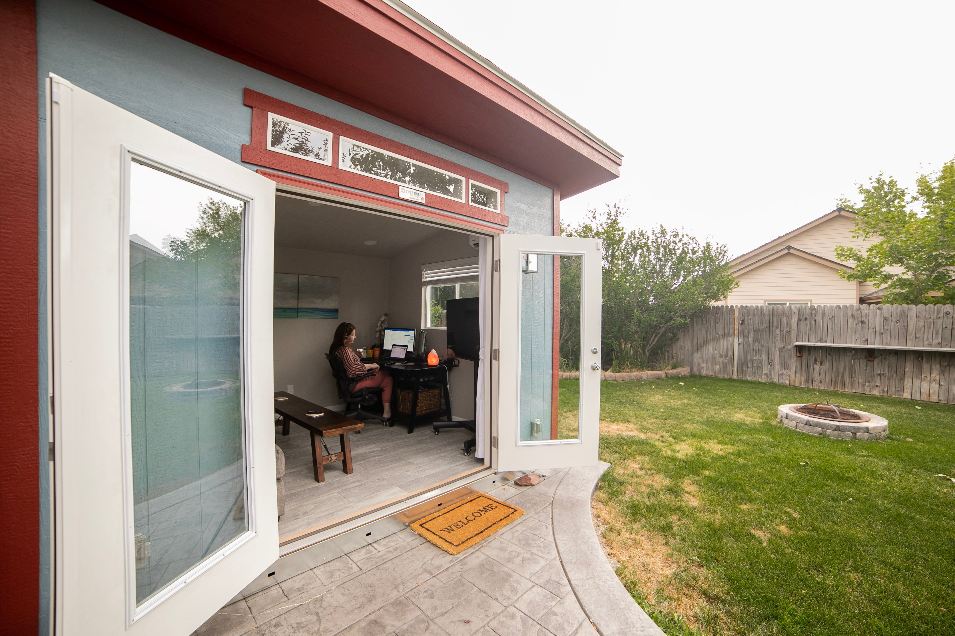 Your resolutions to stay on task at work are solved with this home office shed. There's plenty of space inside Julie's studio office. Answer your resolutions for a better home office.