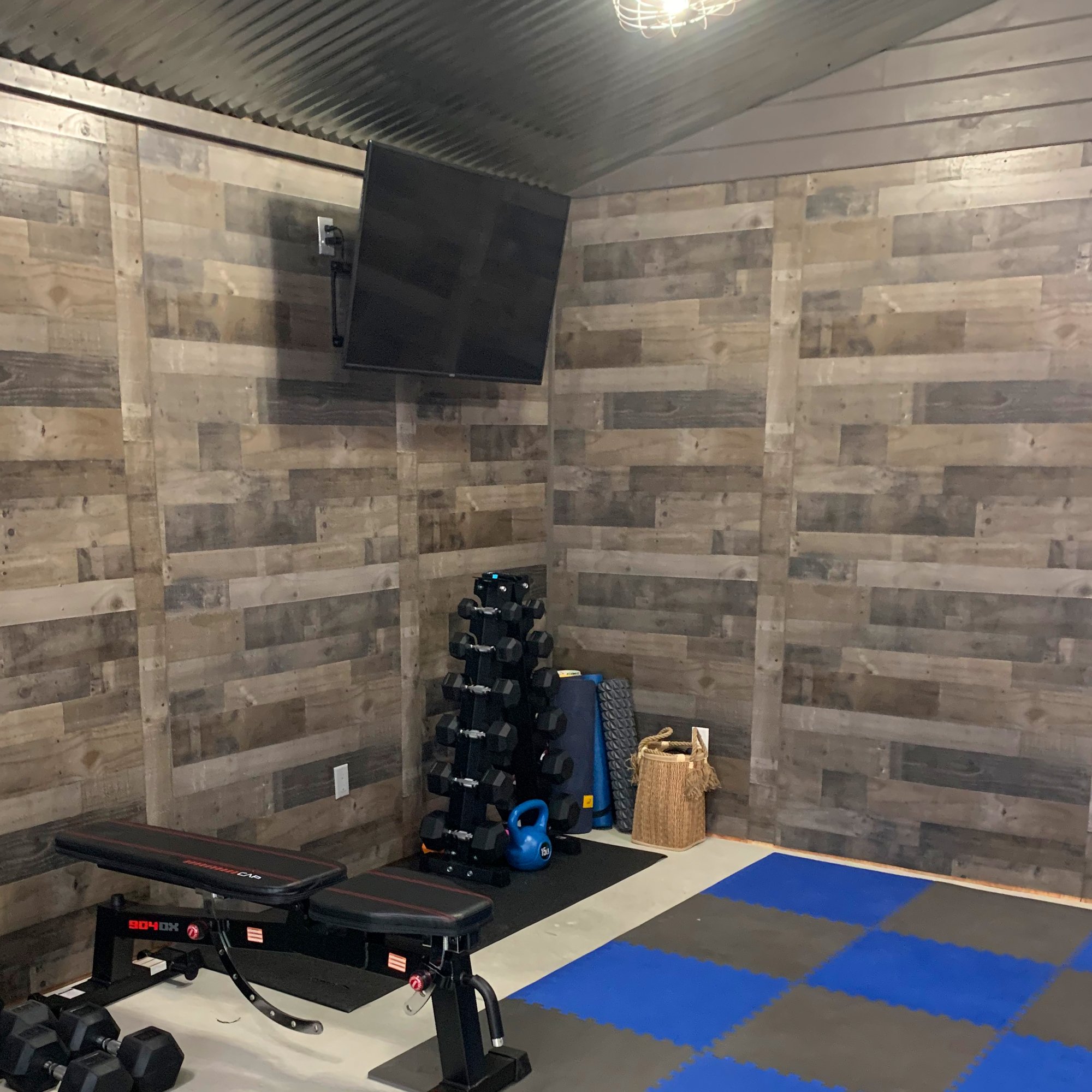 Your resolutions to be more active are solved with a home gym shed. A home gym like this has all the room for a home workout.